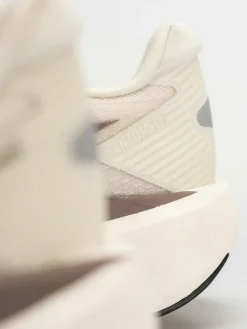 New Balance Fuelcell Rebel V5 Schuhe